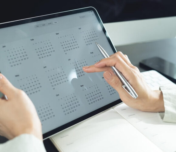 Pełny etat – ile godzin w miesiącu? Poznaj wymiar czasu pracy