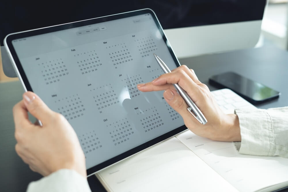 Pełny etat – ile godzin w miesiącu? Poznaj wymiar czasu pracy