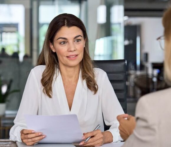 Wywiad ustrukturyzowany – jak prowadzić rozmowę rekrutacyjną, która ułatwia porównanie kandydatów